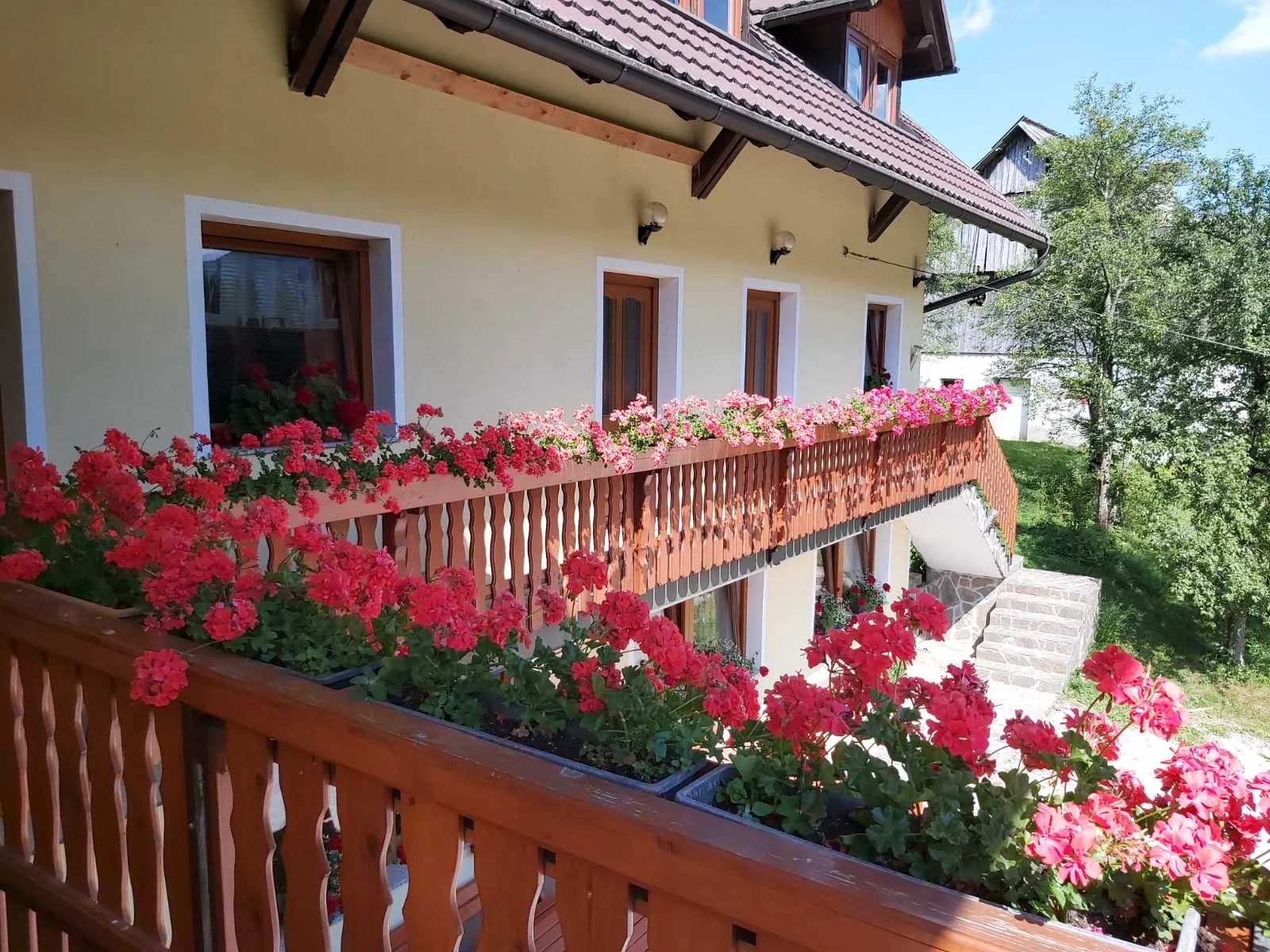 Turistična kmetija Plaznik z balkonom in cvetjem