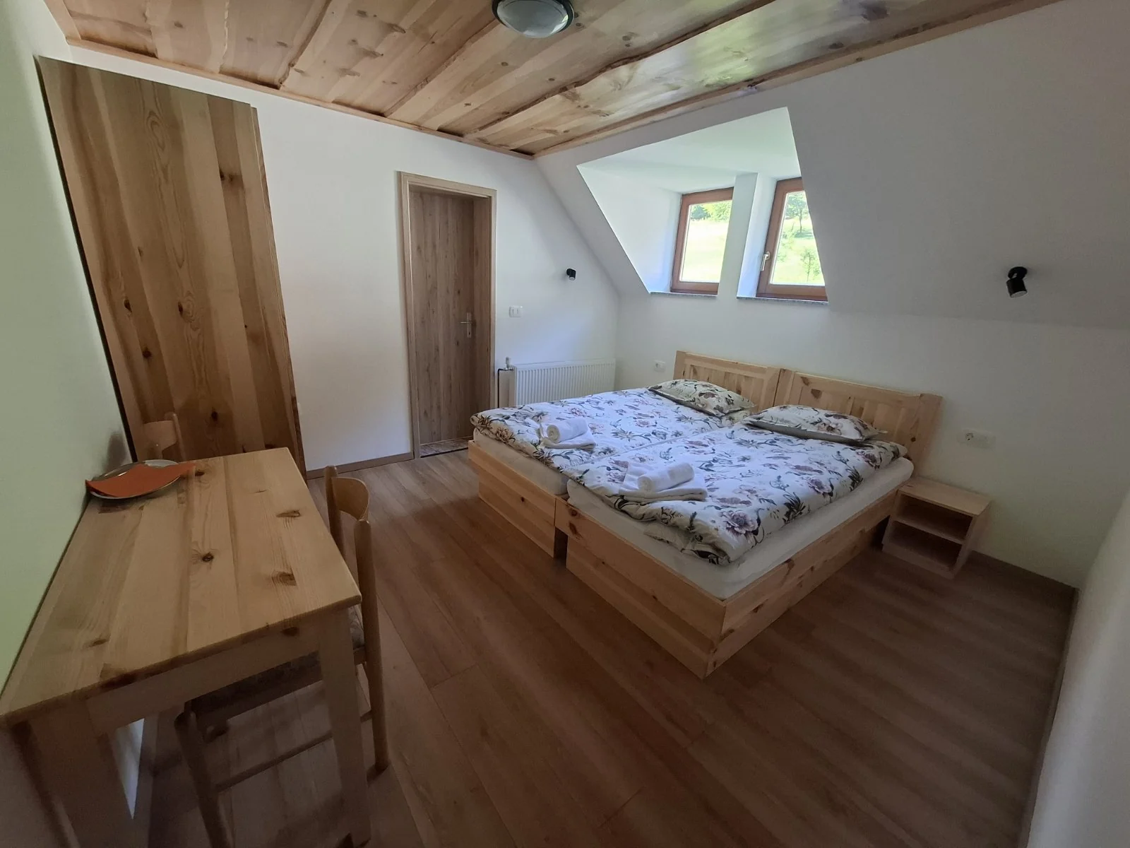 Soba z lesenim pohištvom